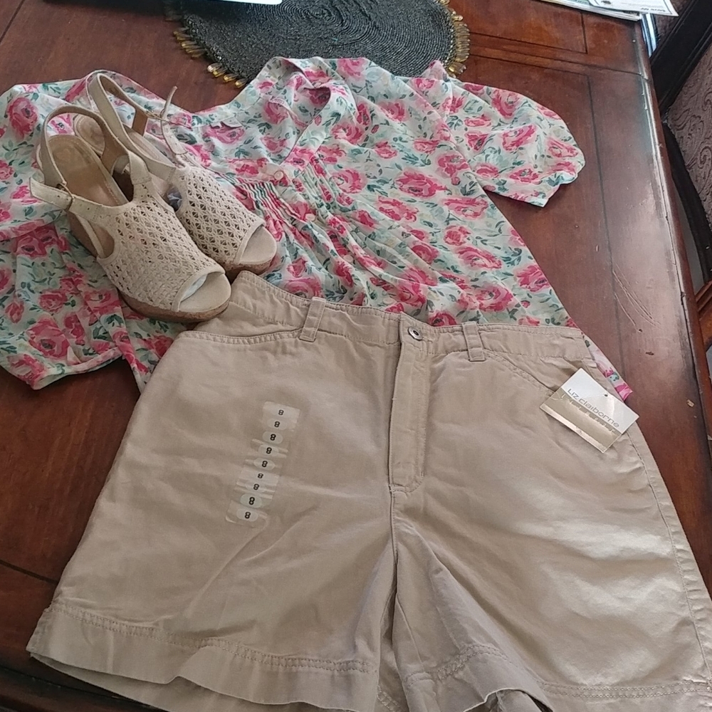 Liz claiborne khaki shorts size 8 NWT